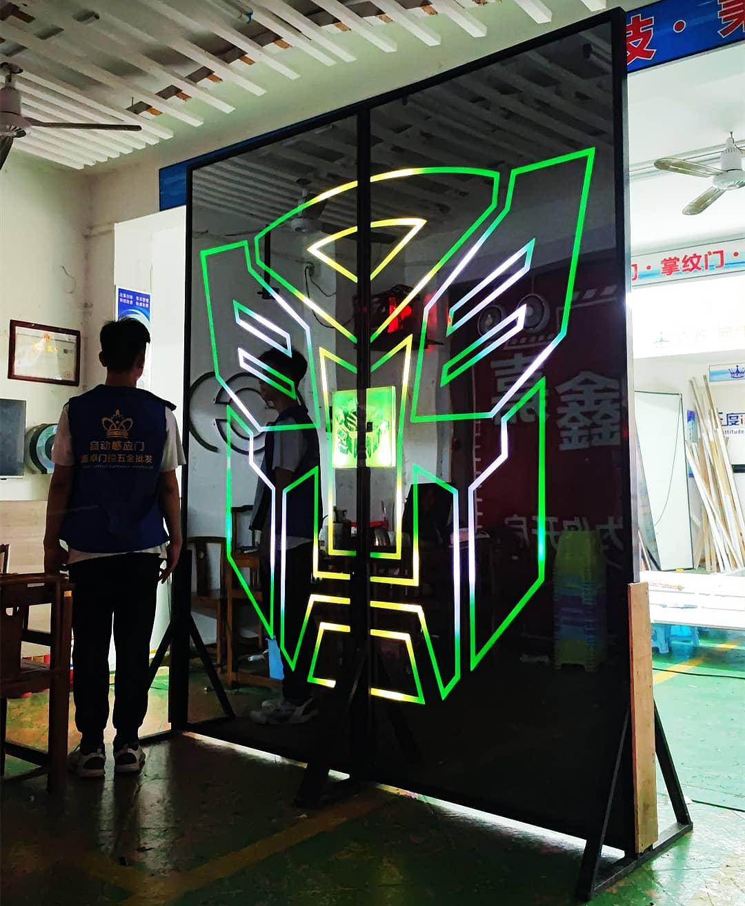 网红门 掌纹科技灯光感应门